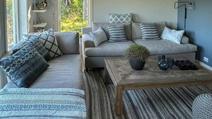 Living area - Cabin with views over Straumsundet (Øydegard)