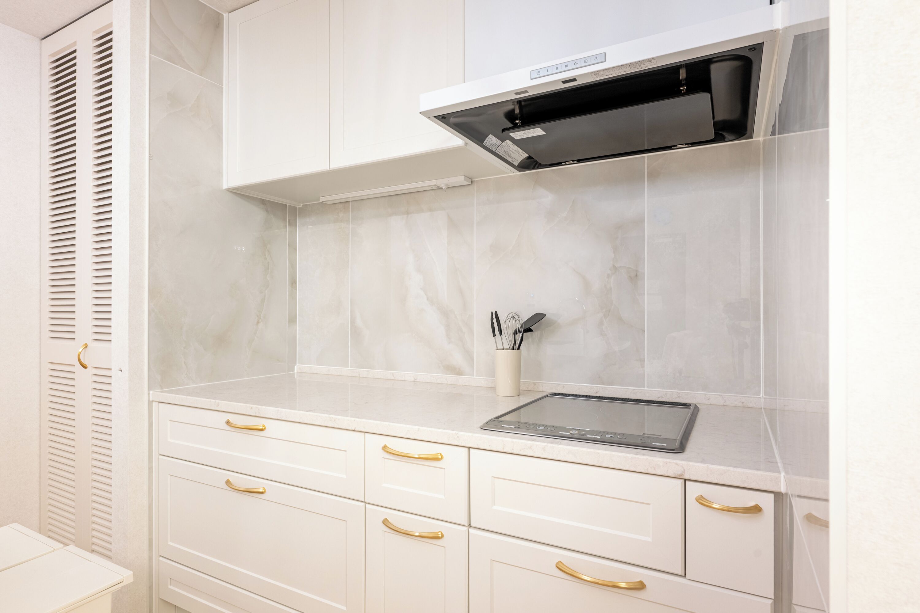 Superior Twin Room | Private kitchen | Full-sized fridge, microwave, stovetop, cookware/dishes/utensils