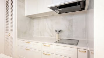 Superior Twin Room | Private kitchen | Full-sized fridge, microwave, stovetop, cookware/dishes/utensils
