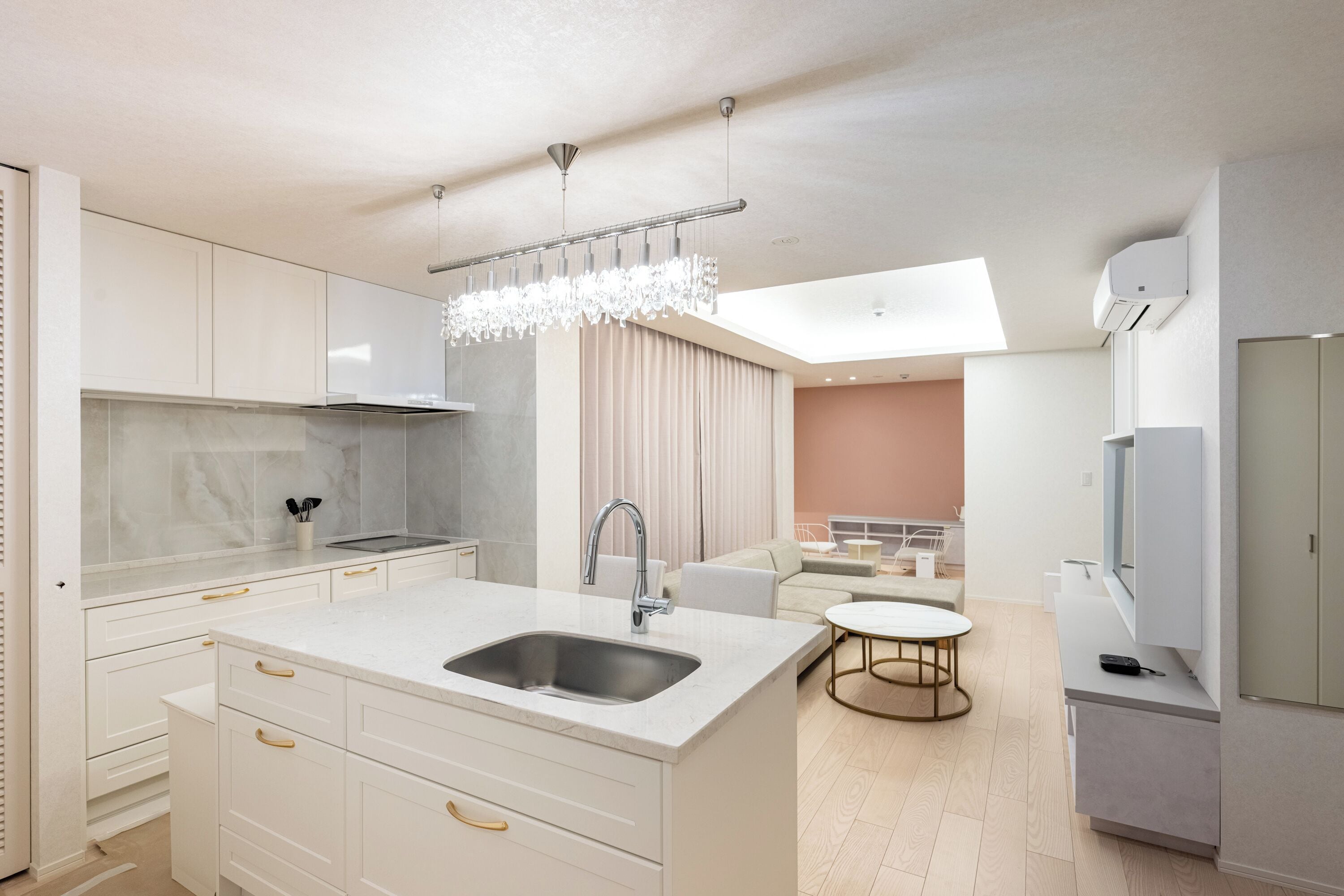 Corner Junior Suite | Private kitchen | Full-size fridge, microwave, stovetop, cookware/dishes/utensils