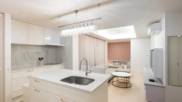 Corner Junior Suite | Private kitchen | Full-size fridge, microwave, stovetop, cookware/dishes/utensils