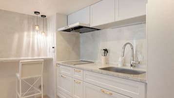 Suite Deluxe | Cuisine privée | Grand réfrigérateur, micro-ondes, plaque de cuisson
