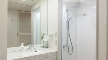 Baignoire et douche séparées, sèche-cheveux, serviettes fournies