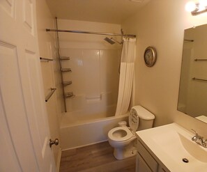 Een bidet, handdoeken, zeep, toiletpapier