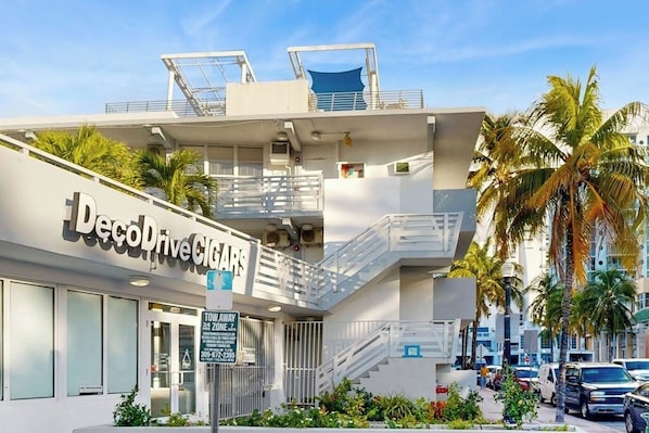 A multi-story building with a sign reading 'DecoDriveClubs.' - Sunny Studio with Great Location, Smart TVs & Fully Equipped Kitchen (Miami Beach)