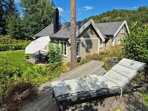 A house with a deck, a covered outdoor seating area, and a lounge chair. - Modern cabin near family beaches in Holmsbu (Holmsbu)