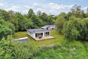 A modern house with a deck, surrounded by lush greenery. - Holiday home with views over Arresø lake (Frederiksværk)
