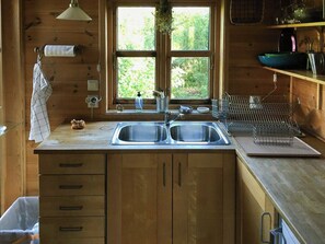 Oven, coffee/tea maker - Charming artist's cabin with sea view near Bergen (Straume)