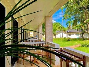 Outdoor dining - La Sirenita Dive Resort (Panglao)