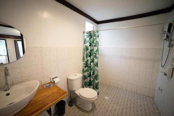Shower, free toiletries, hair dryer, towels - La Sirenita Dive Resort (Panglao)