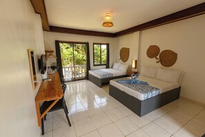 In-room safe, desk, blackout curtains, free WiFi - La Sirenita Dive Resort (Panglao)