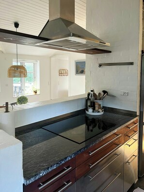Microwave, oven, dishwasher, coffee/tea maker - Bright summer house in first row by Avnø Fjord (Vordingborg)