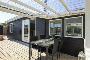 Outdoor dining - Summer house with direct path to the sea (Korsør)