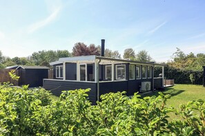 Exterior - Summer house with direct path to the sea (Korsør)