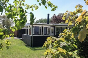 Exterior - Summer house with direct path to the sea (Korsør)
