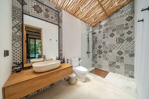 Vila Mewah, pemandangan kolam renang | Kamar mandi | Sandal