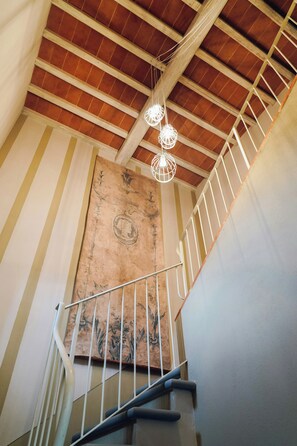 A staircase with a wooden ceiling and a decorative wall. - Farm apartment with pool near Florence (Reggello)