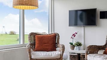 Apartemen Comfort, patio, pemandangan pantai | Area keluarga