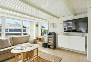 TV, fireplace - Holiday home 40 metres from water near Kerteminde (Munkebo)