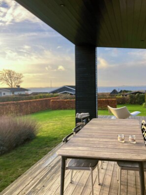 Outdoor dining - Modern house with sea view near Faaborg (Faaborg)