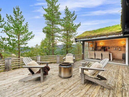 Family cabin with hot tub in Hønedalen