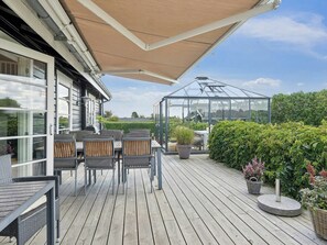 Outdoor dining - House with ferry views by Isefjorden (Holbæk)