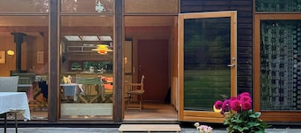 Arkitekttegnet trehus i Tisvilde Lunde