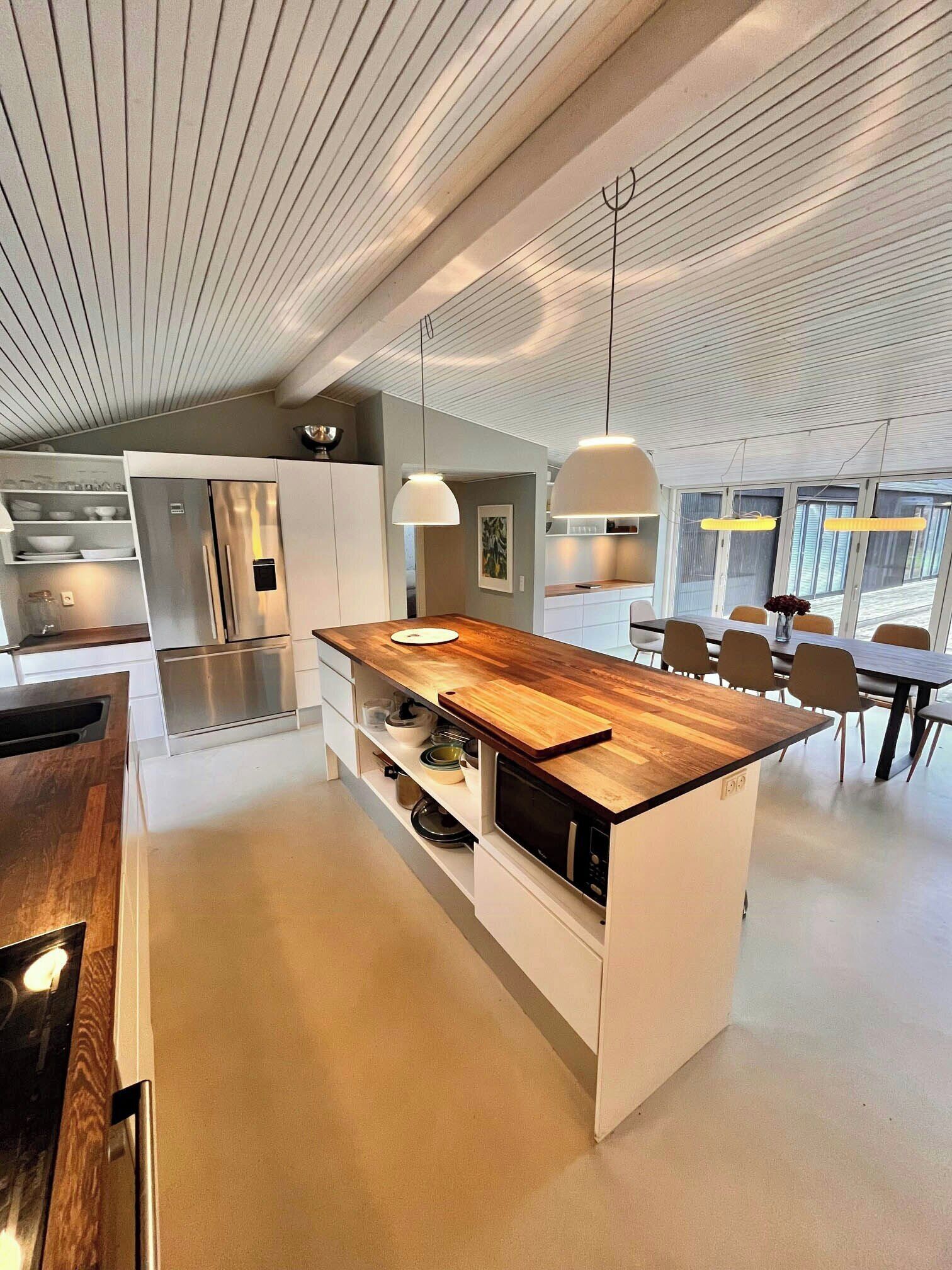 Microwave, oven, dishwasher, coffee/tea maker