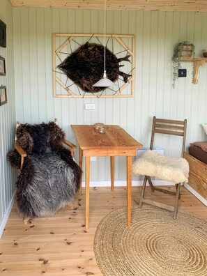 Dining - Shepherd's hut with lake view in Ollerup (Vester Skerninge)