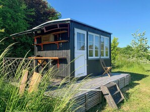 Outdoor dining - Shepherd's hut with lake view in Ollerup (Vester Skerninge)