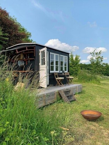 Shepherd's hut with lake view in Ollerup