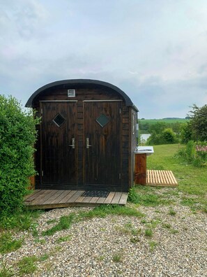 Exterior - Shepherd's hut with lake view in Ollerup (Vester Skerninge)