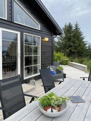 Outdoor dining - Charming cabin with archipelago views in Sogn (Ånneland)