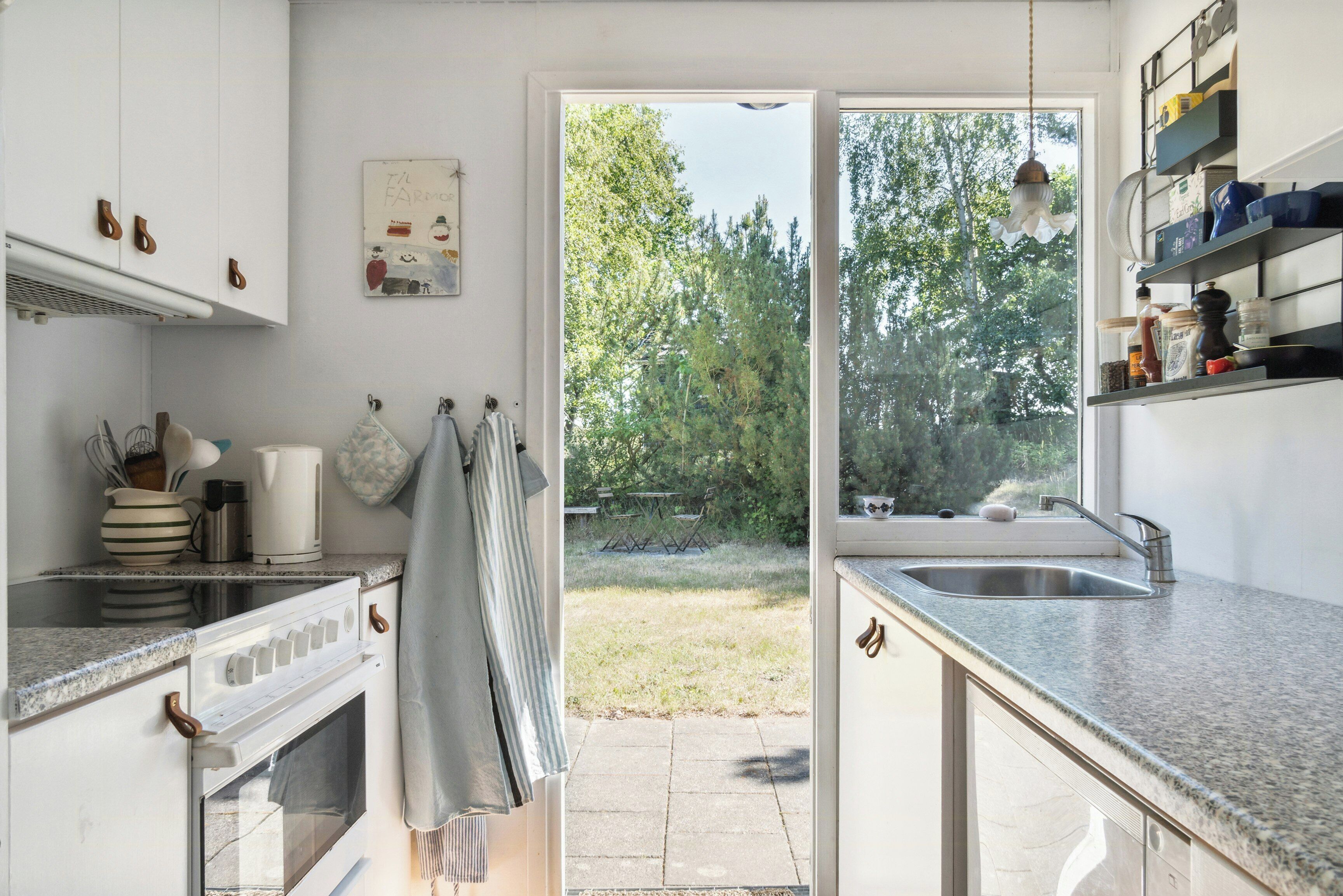 Een oven, een vaatwasser, een koffiezetapparaat/waterkoker