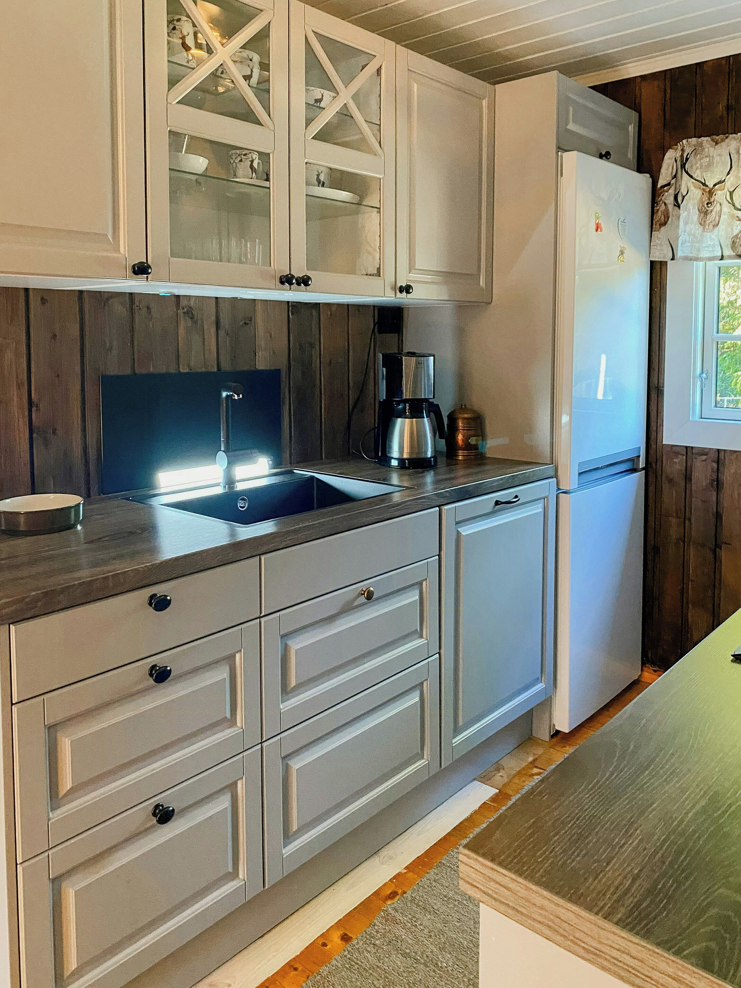 Microwave, oven, dishwasher, coffee/tea maker