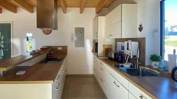 Horno, lavavajillas y cafetera o tetera