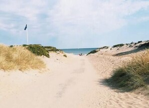 A sandy beach path with dunes and a flag on the left. - Family house with sea view by Lynæs beach (Hundested)