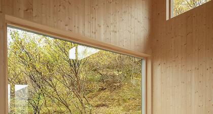 Cabane d'architecte avec vue sur la mer à Stokkøy