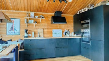 Mikrovågsugn, ugn, diskmaskin och kaffe- och tebryggare