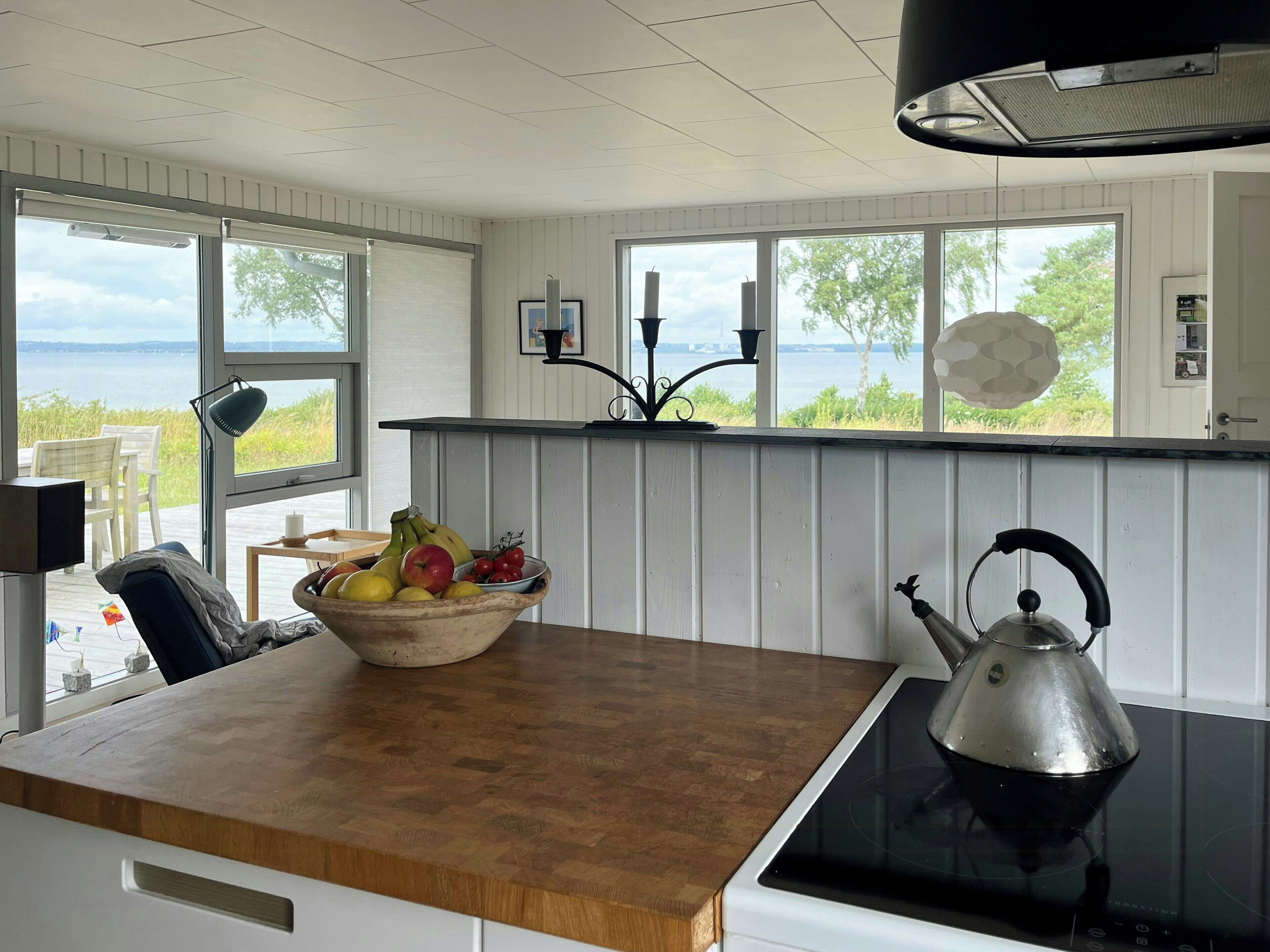 Een magnetron, een oven, een vaatwasser