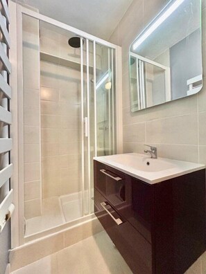 Bathroom - Air-conditioned villa with shared pool 4+2 near beaches (LES ISSAMBRES)