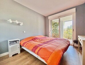 2 bedrooms, free WiFi - Air-conditioned villa with shared pool 4+2 near beaches (LES ISSAMBRES)