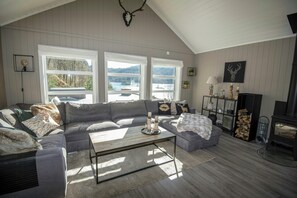 TV, fireplace - Spacious cabin with lake views in Åvesdalen (Moi)