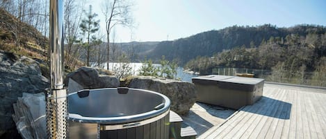 Outdoor spa tub