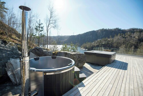 Spacious cabin with lake views in Åvesdalen