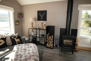 TV, fireplace - Spacious cabin with lake views in Åvesdalen (Moi)