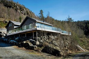 Exterior - Spacious cabin with lake views in Åvesdalen (Moi)