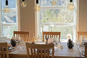Dining - Spacious cabin with lake views in Åvesdalen (Moi)