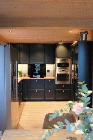Coffee/tea maker, microwave, oven, dishwasher - Modern cabin with Gaustatoppen views near Oslo (Tuddal)