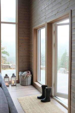 TV, fireplace - Modern cabin with Gaustatoppen views near Oslo (Tuddal)
